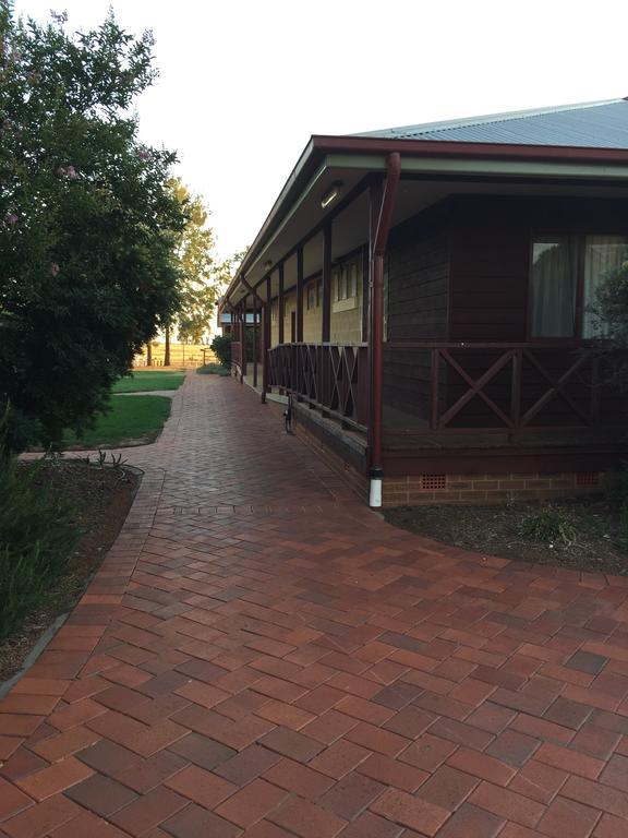 Aussie Cabins Hotel Dubbo Exterior photo